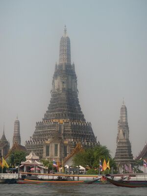 Wat-arun-chao-phraya-river-bangkok-thailand.jpg